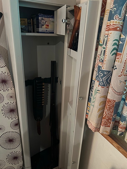 Våbenskab med nøglelås