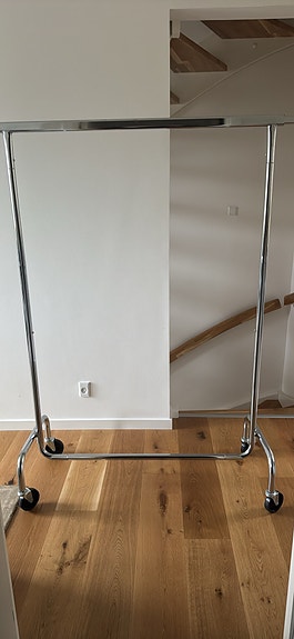 2 x tøjstativ i stål med hjul