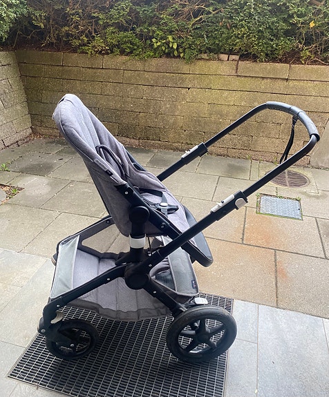Bugaboo klapvogn grå med sele og varekurv