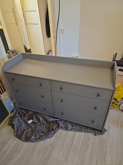 Grå IKEA kommode