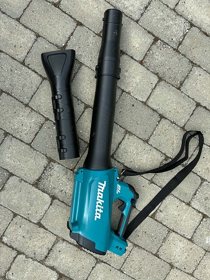 Makita løvblæser med skulderrem