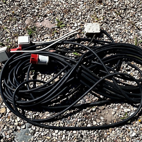 Ca. 27m kraftig gummikabel m. 5 ledere og stik