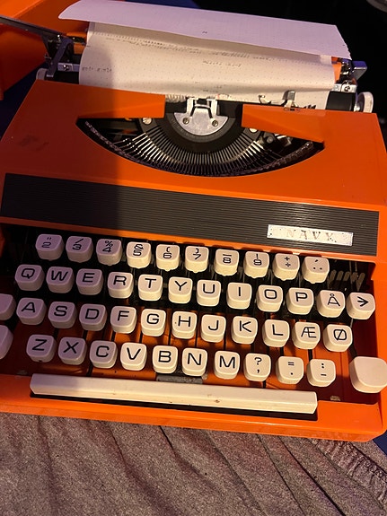 Orange skrivemaskine med dansk tastatur