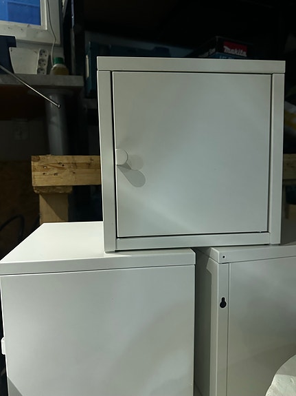 Vægskab fra ikea - hvid metal