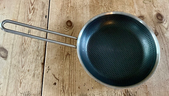 Eva Trio stegepande 26 cm, hybrid non stick rustfrit stål med bikubemønster