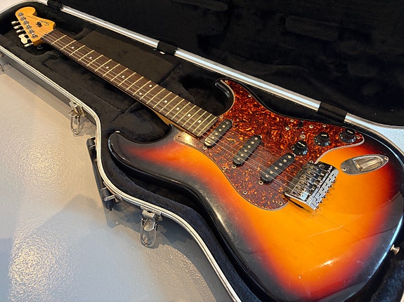 Fender Stratocaster elektrisk guitar sunburst