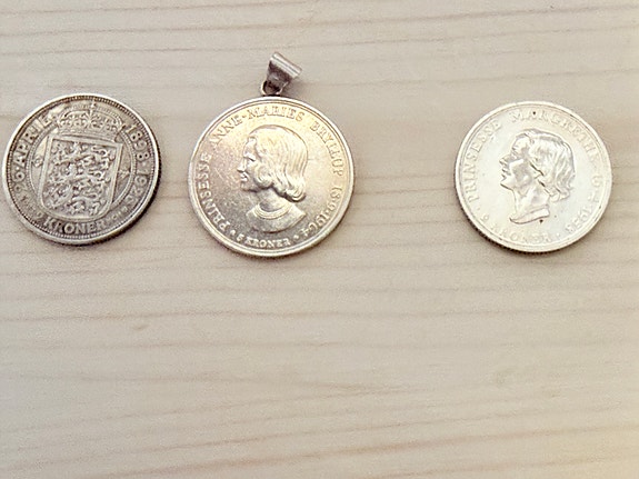 3 danske mønter og medalje med kongeportrætter