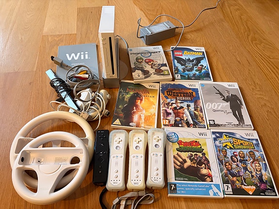 Nintendo Wii (eftertragtet RVL-001 model) m. 4 controllere, rat & 7 spil