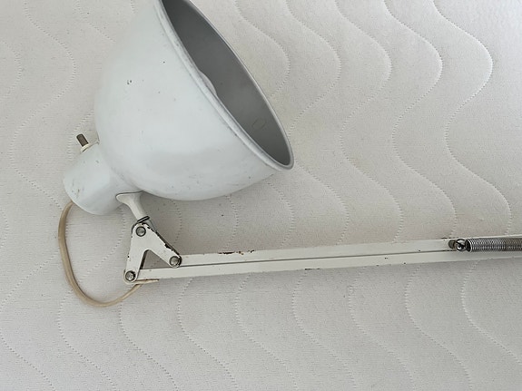 Luxo hvid arkitektlampe med bordklemme