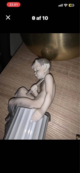 Porcelænsfigur af barn på søjle med elefanter