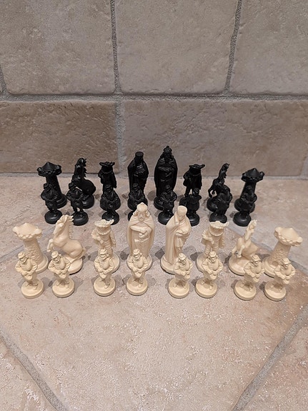 Vintage skakspil med flotte historiske figurer – 32 brikker