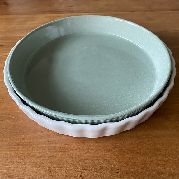 2 keramiske tærtefade / 2 ceramic pie dishes – 23 & 25 cm