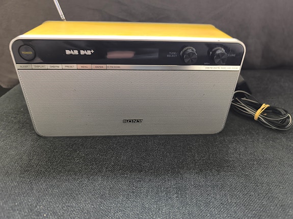 Sony XDR-S16DBP DAB+ / FM stereoradio – flot retro-design i træ