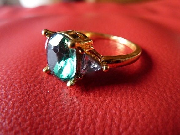 Elegant "guld" fingerring med Firkantet Smaragd
