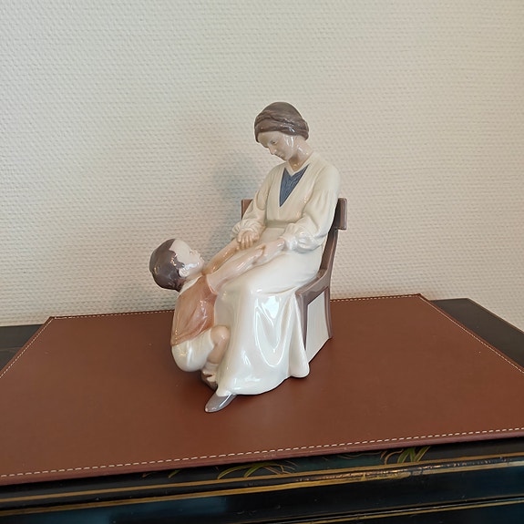 Bing & Grøndahl figur nr. 1642 – Mor og Søn (1. sort.)