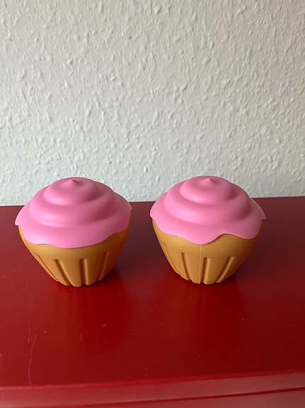 2 plastik muffins