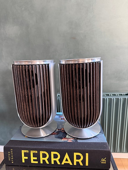 1 par Beolab 8 alu og darkoak på tablestand