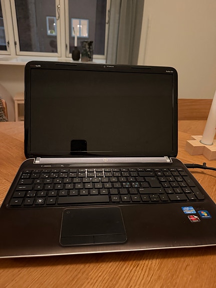 Ældre HP Pavilion 15.6” bærbar m. Beats Audio + lækker computertaske & oplader