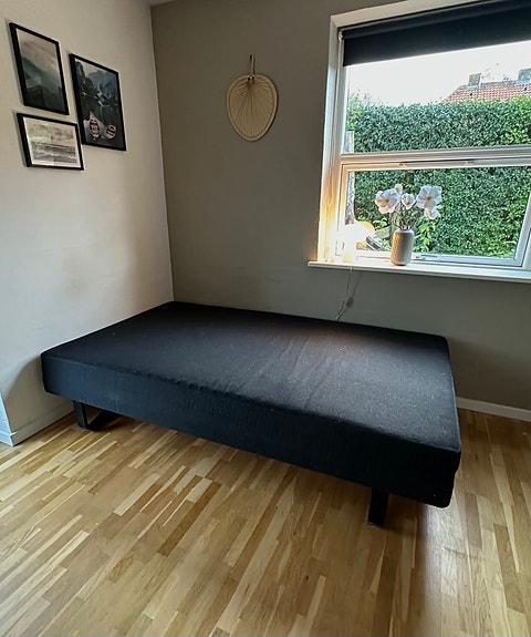Boxmadras 120 × 200 cm med ben sælges.