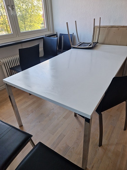 Solidt spisebord evt. med stole