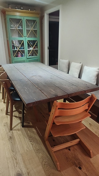 Spisebord med tilhørende bænk