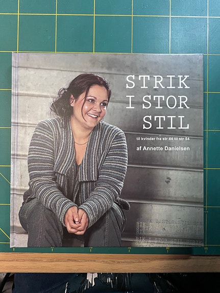 Strik i stor stil til kvinder fra str. 44 til str 54 Af Annette Danielsen