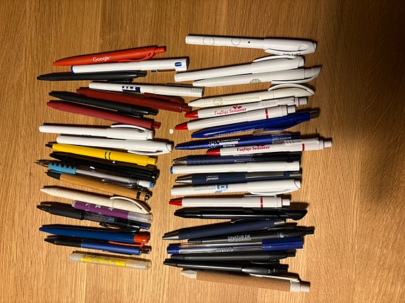 Kuglepenne og filtpenne i alt 40 stk. Brugbare.