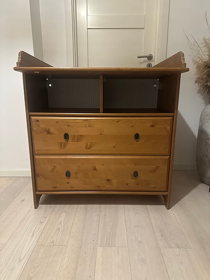 IKEA puslebord med skuffer og hylder