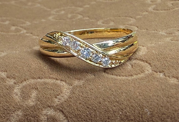 18K ring med i alt 0.11ct ægte diamanter.