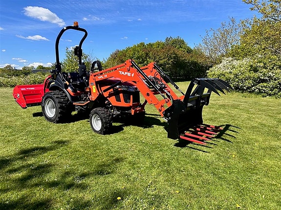 Tafe 6028 Med Frontlæsser og Industri dæk