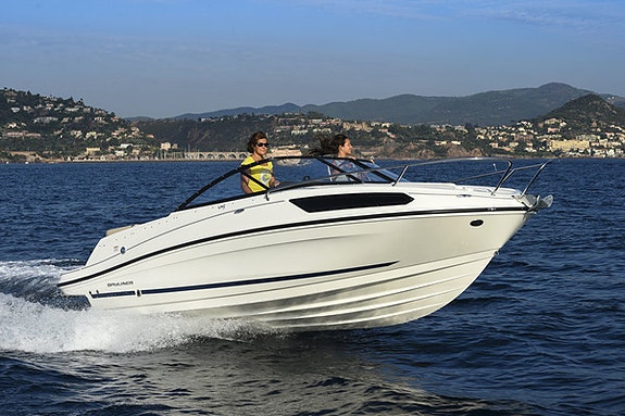 Bayliner VR5 Cuddy med Mercruiser sterndrive