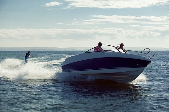 Coaster 600 BR - 100 HK Yamaha/udstyr 2025