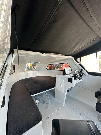 POCA 570 styrepults båd med hardtop og fuld lukket kaleche, 150 HK