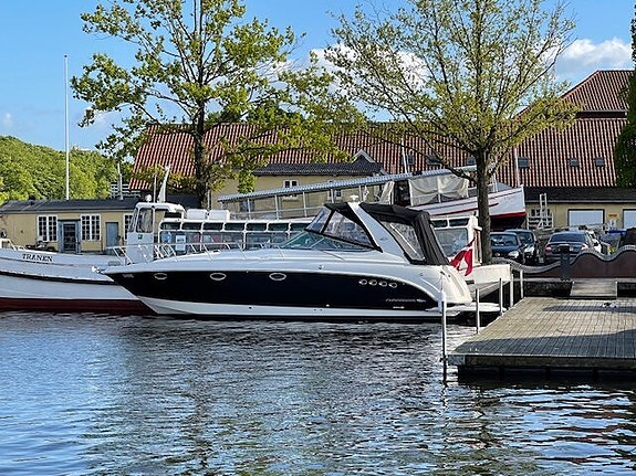 Chaparral 370 – Funktionalitet og klasse i skøn forening
Denne elegante og ge...