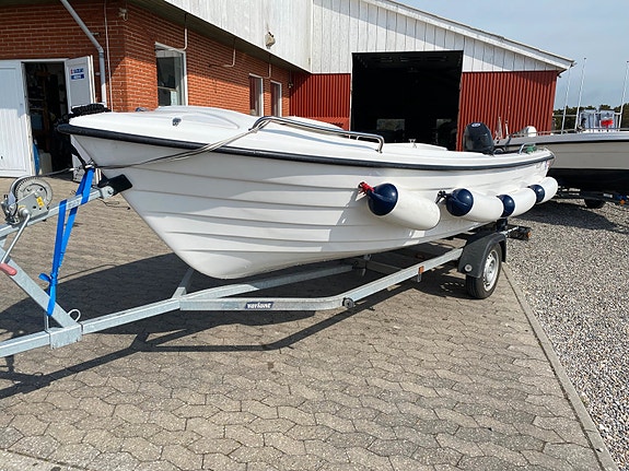 Fjordjollen 470 sport med Yamaha 10hk (opgraderet til 20 hk) og bådtrailer.