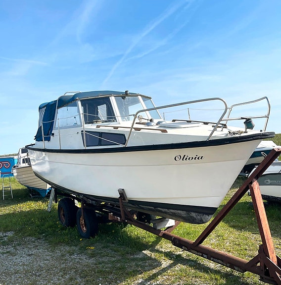 Rummelig motorbåd med Volvo penta motor m fast skrueaksel